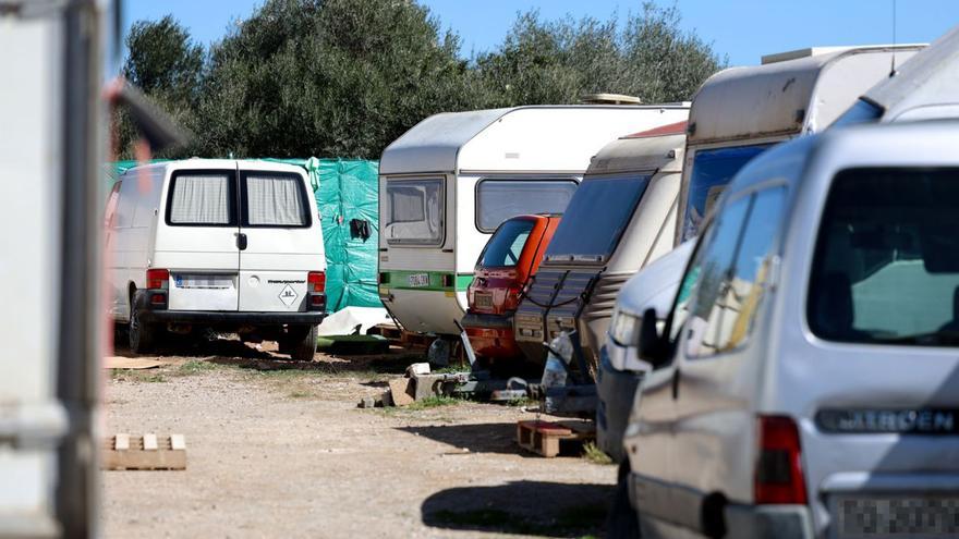 Trabajadores viviendo en caravanas en Ibiza: «Han dado órdenes a las grúas para llevarse caravanas en las que vive gente»