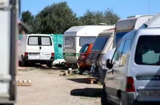 Trabajadores viviendo en caravanas en Ibiza: «Han dado órdenes a las grúas para llevarse caravanas en las que vive gente»