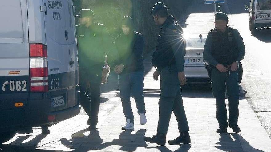 El detenido, ayer en Betanzos, llevado por agentes de la Guardia Civil al furgón que le trasladó a prisión.