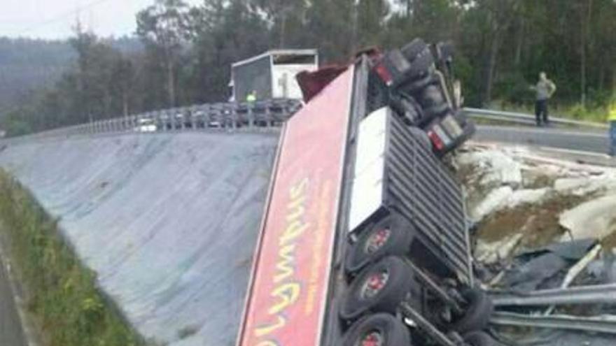 El camión de la orquesta Olympus, colgado en la autovía en Bertamiráns