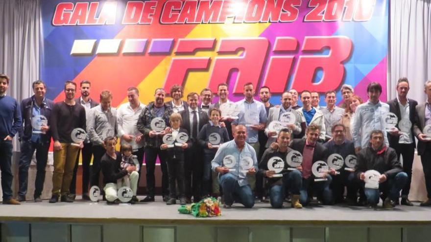 Todos los pilotos premiados por la Federación Balear posan en el escenario tras recibir sus respectivos trofeos.