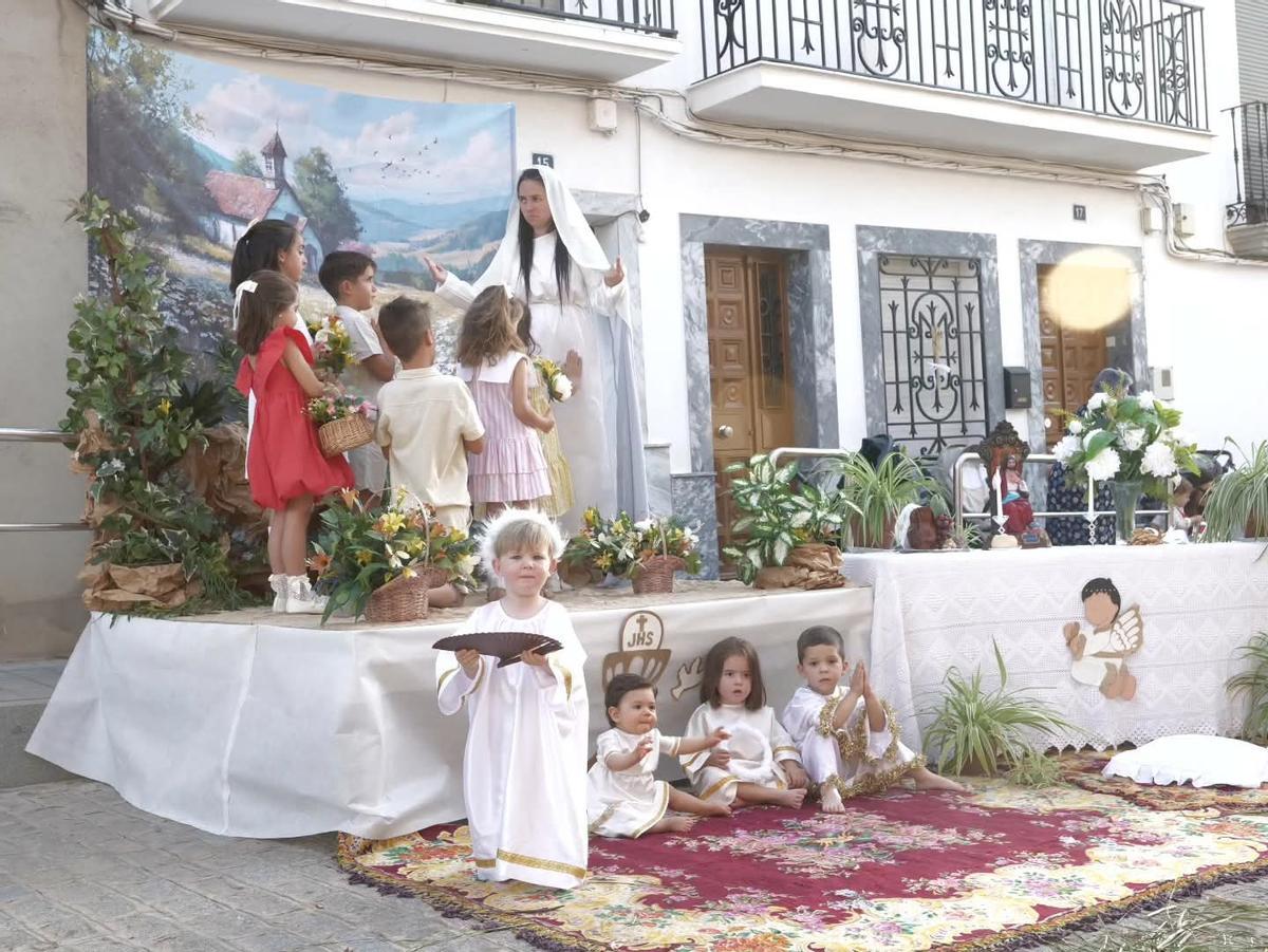 Vecinos de El Viso han engalanado las calles del recorrido con altares para recibir la procesión del Corpus Christi