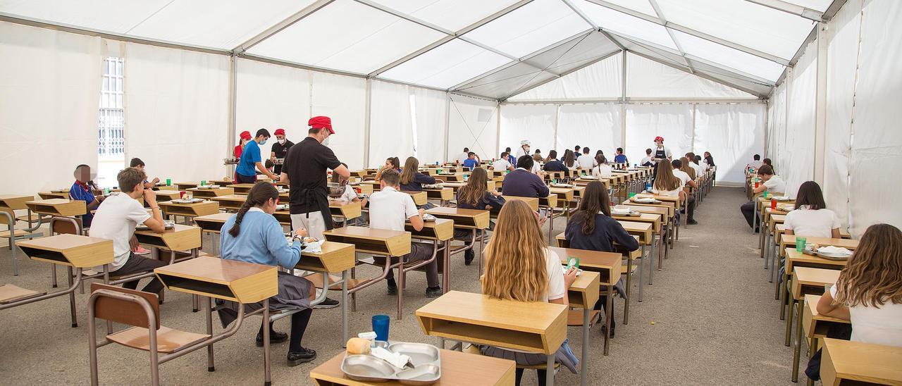 Carpa instalada en el exterior del colegio Inmaculada Jesuitas de Alicante para ampliar los puestos de comedor y mantener las distancias de seguridad.