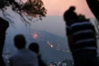 En imágenes | Una ola de incendios cerca Atenas