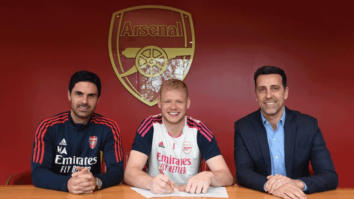 Aaron Ramsdale, entre Mikel Arteta y Edu, tras renovar con el Arsenal hasta 2028