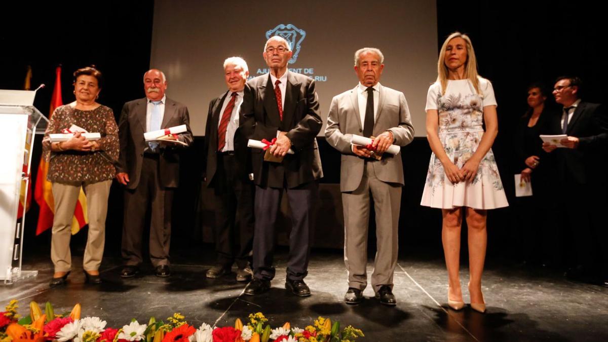 Algunos de los premiados posan con la alcaldesa de Santa Eulària. | TONI ESCOBAR