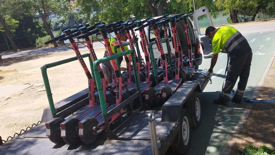 Imagen de la retirada de los patinetes de Voi de las calles de Sevilla.
