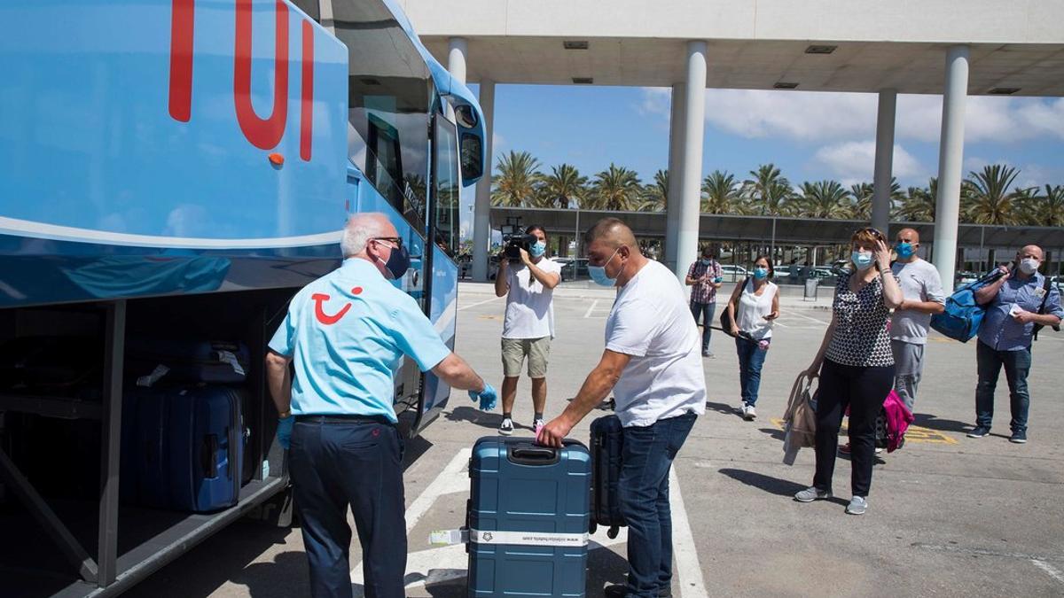 Turistas alemanes llegando a la terminal de Son San Joan, en Palma, a mediados de junio.