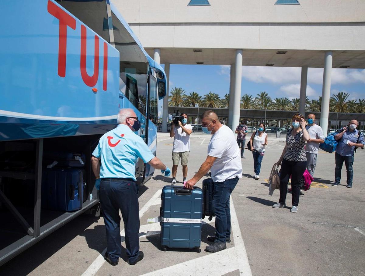 Turistas alemanes llegando a la terminal de Son San Joan, en Palma, a mediados de junio.