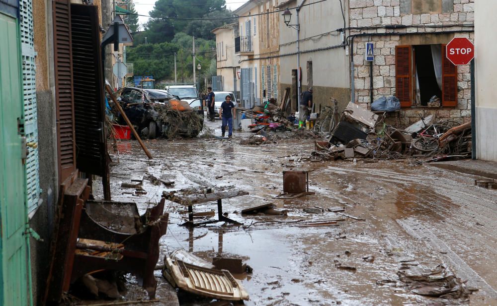 Calles y viviendas destrozadas tras las inundaciones en Sant Llorenç