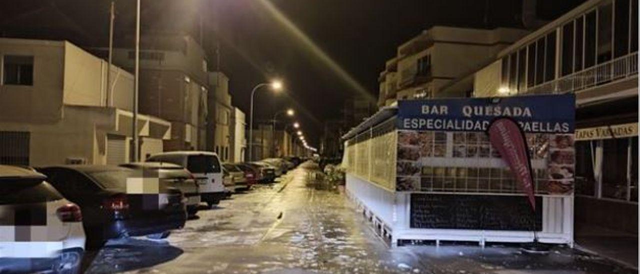 Una de las calles de Santa Pola a la que ha llegado el agua del mar