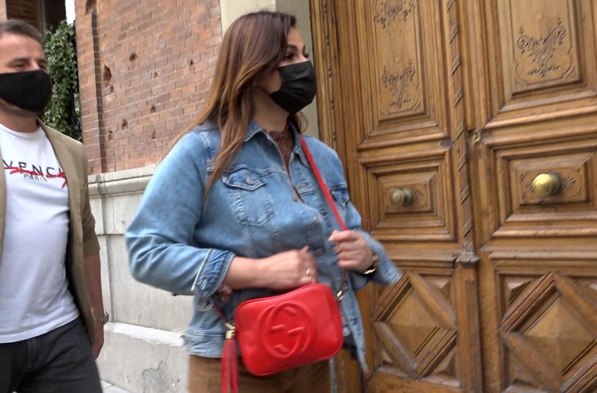Marisa Jara con mascarilla paseando por Madrid