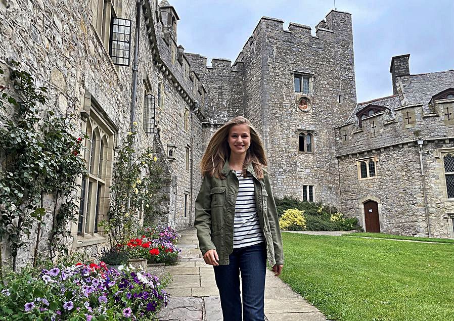 La Princesa de Asturias ya en su nuevo colegio de Gales. | Efe