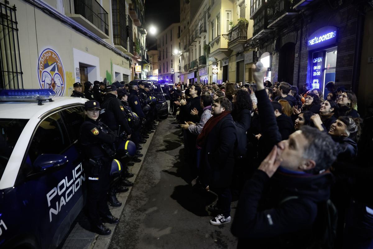 Despliegue policial ante la ocupación del edificio de la calle Ollerías, vendido por la Junta de Andalucía.