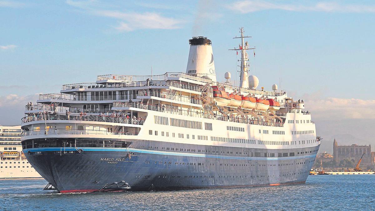 El 'Marco Polo' con los colores de Cruises &amp; Maritimes Voyages, maniobrando en el puerto de Palma en octubre de 2012.