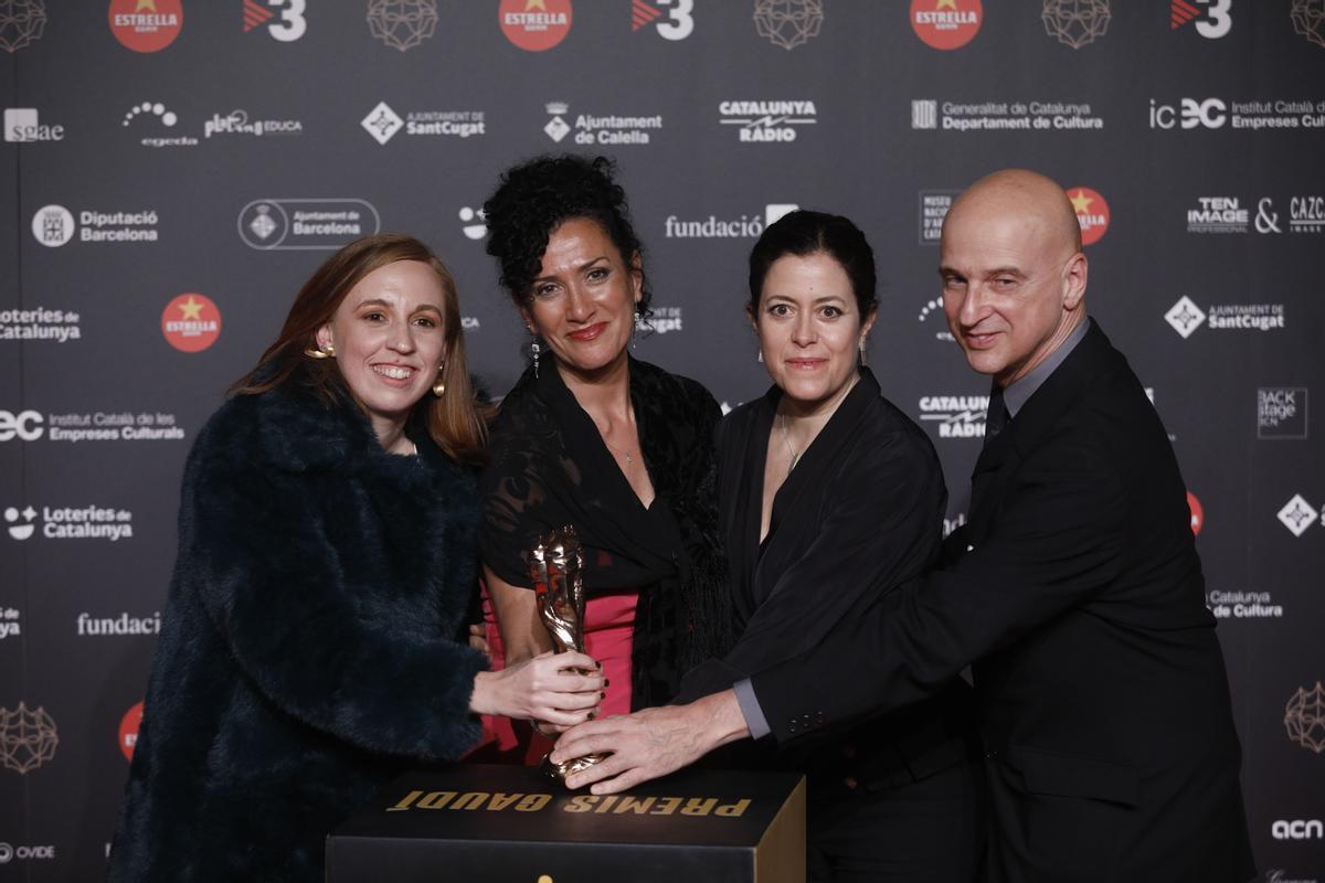 El equipo de la película Frederica Montseny, la dona que parla posa con su premio Gaudí en la alfombra roja