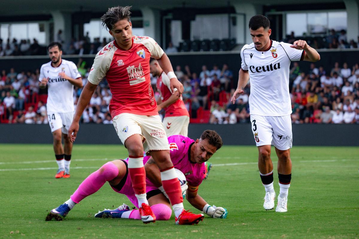Foto del AD Ceuta 2-1 Málaga CF, cuarto amistoso esta pretemporada, en el que los locales se llevaron el Trofeo ‘Ciudad de Ceuta’. Primera derrota malaguista en esta preparación para la vuelta a Primera.