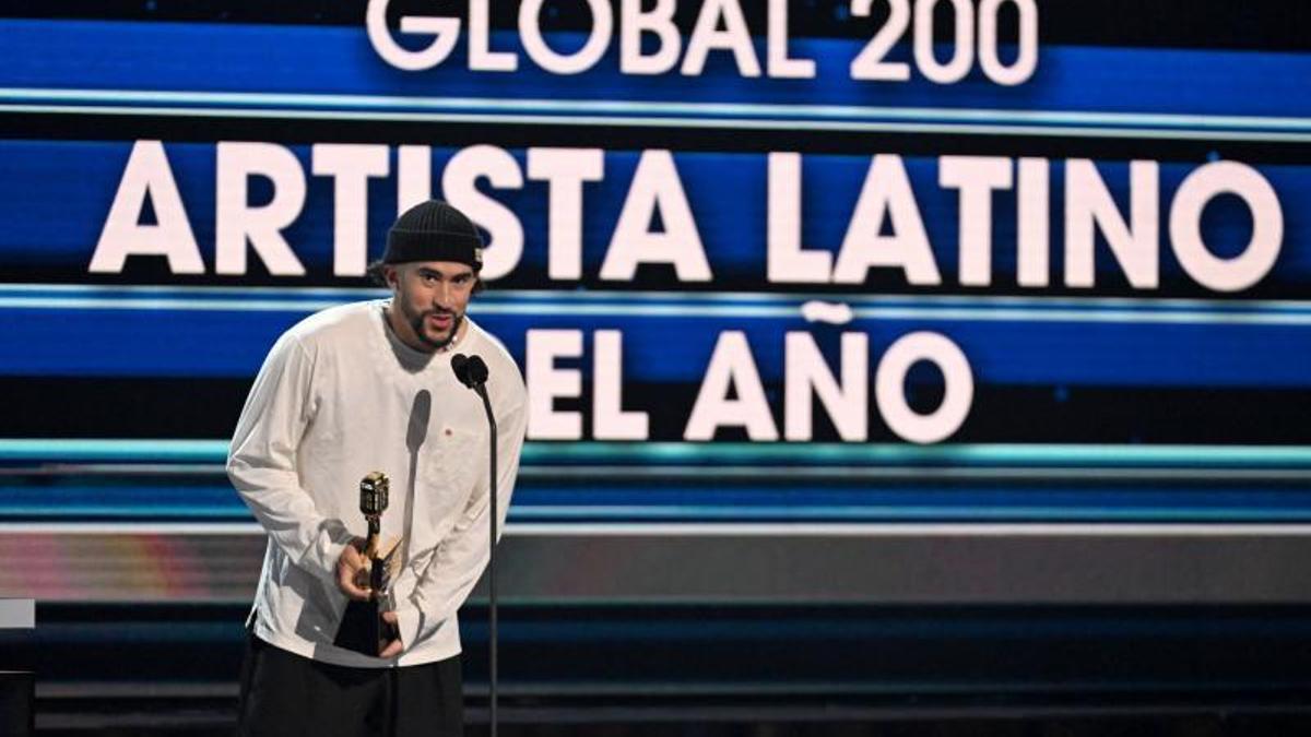 Bad Bunny acepta un premio en el escenario durante los Premios Billboard de la Música Latina 2023 en el Watsco Center el 5 de octubre de 2023 en Coral Gables, Florida.