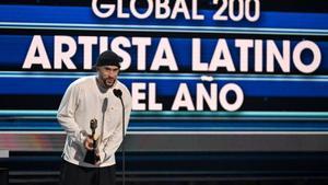 Bad Bunny acepta un premio en el escenario durante los Premios Billboard de la Música Latina 2023 en el Watsco Center el 5 de octubre de 2023 en Coral Gables, Florida.