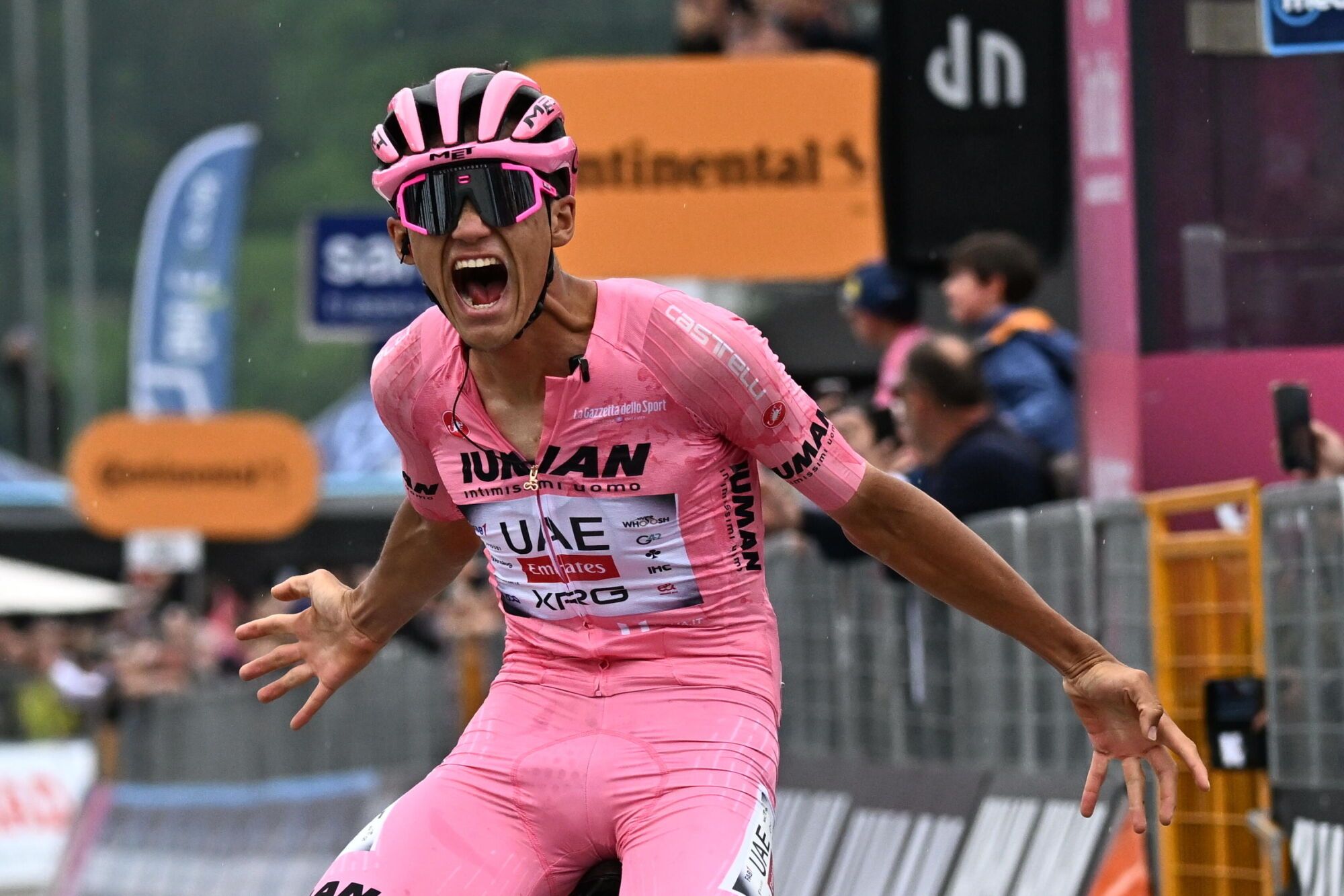 BORMIO (Italy), 28/05/2025.- Mexican rider Isaac Del Toro Romero of UAE Team Emirates XRG, wearing the overall leader's pink jersey, celebrates winning the 17th stage of the 108 Giro d'Italia 2025, cycling race over 155 km from San Michele all'Adige to Bormio, 28 May 2025. (Ciclismo, Italia) EFE/EPA/LUCA ZENNARO
