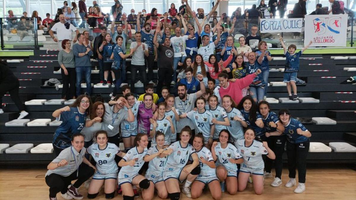 Jugadoras, técnicos y aficionados celebran el triunfo. |  // FDV