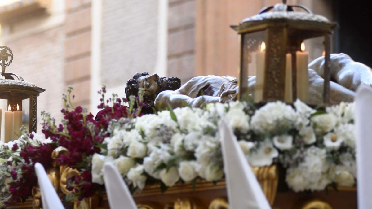 Cristo yace en silencio por las calles de la ciudad con la promesa de la Resurrección.