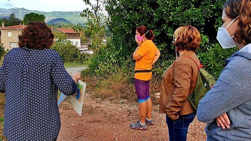 Representants municipals i d&#039;Educació visitant un dels possibles espais on es podria fer el nou edifici