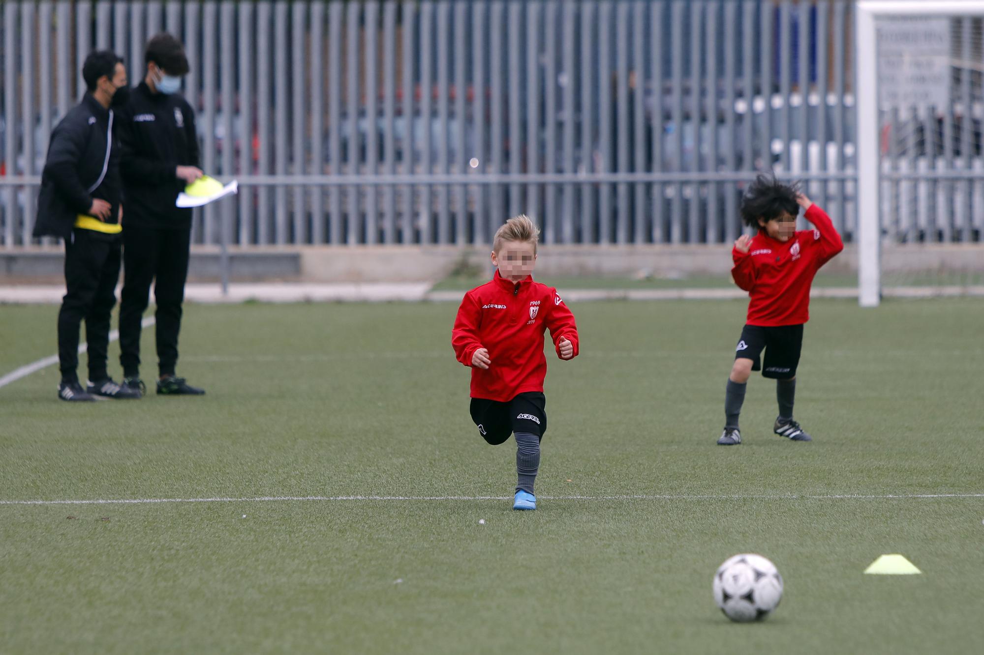 Los niños vuelven a entrenar después de las restricciones