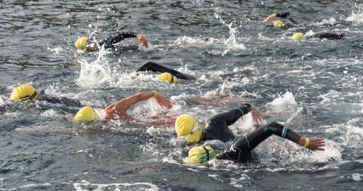 Más de 400 nadadores en el triple reto de la Marnaton eDreams en el norte de Eivissa