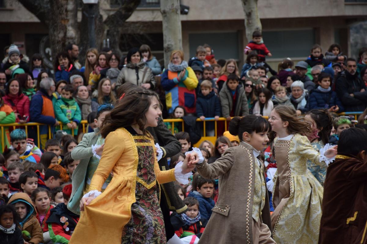Els infants de Solsona fan ballar els gegantons del Carnaval Els infants de Solsona fan ballar els gegantons del Carnaval