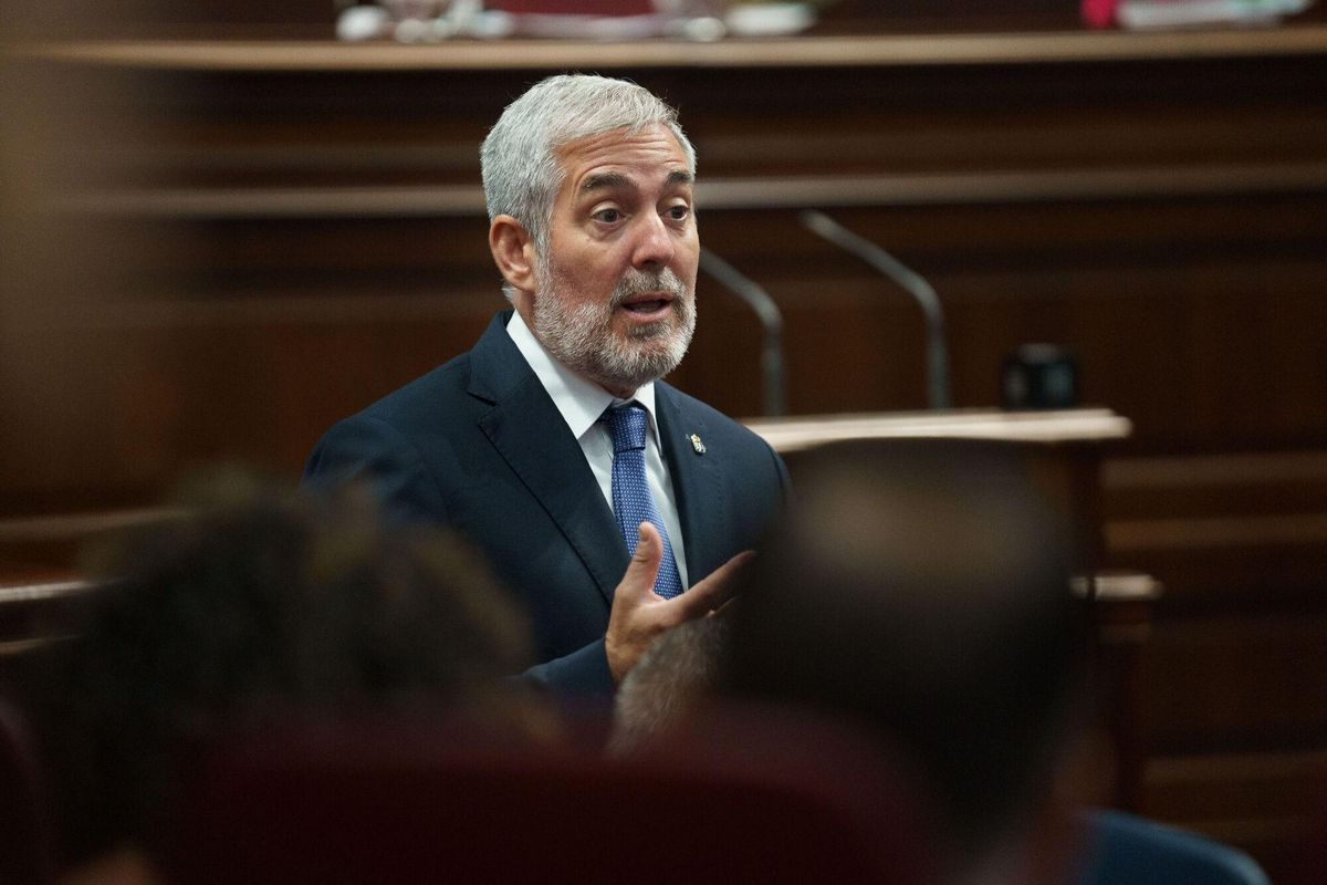 El presidente de Canarias, Fernando Clavijo, durante su intervención en el pleno del Parlamento de Canarias que se celebra este miércoles.