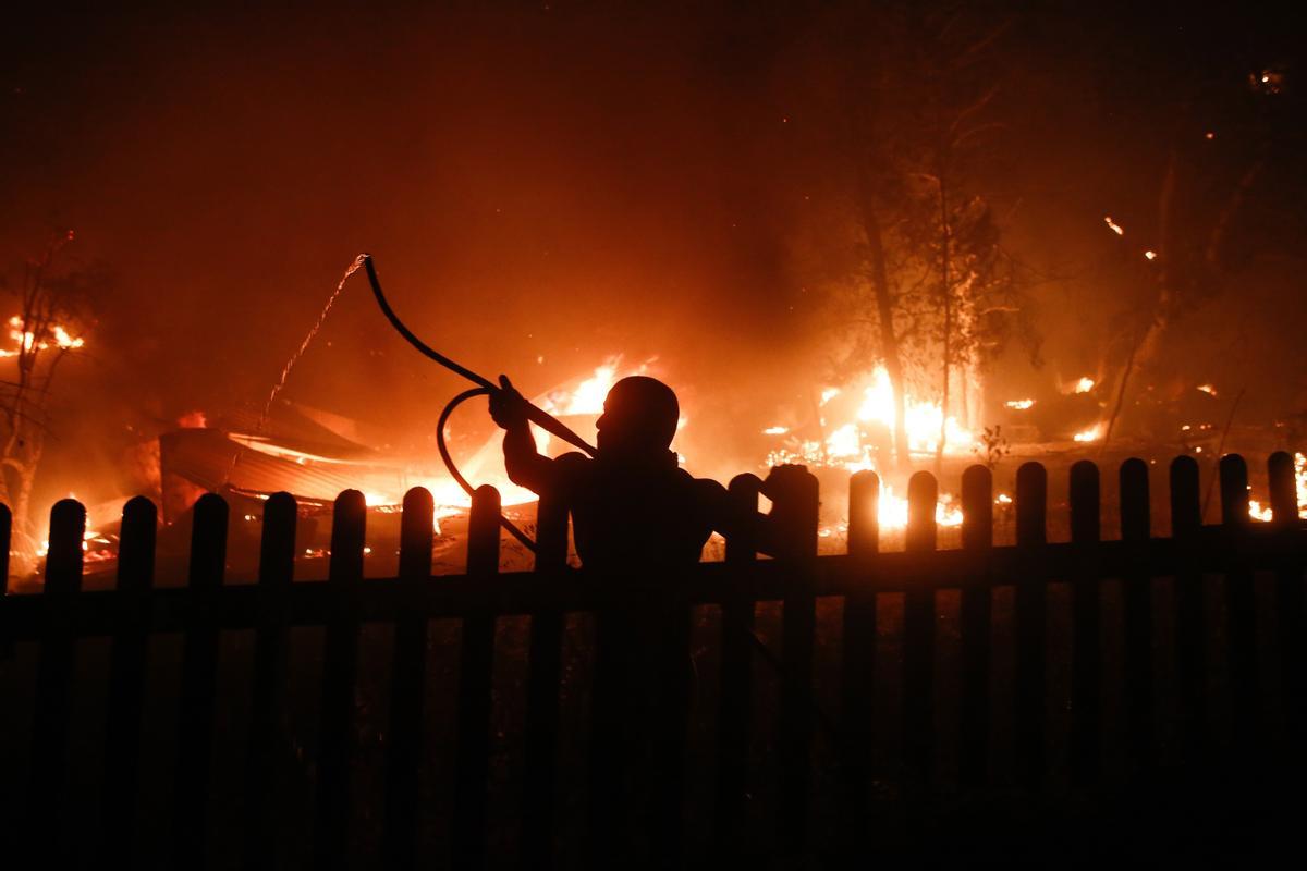 Major fire breaks out in Varybobi, Attica