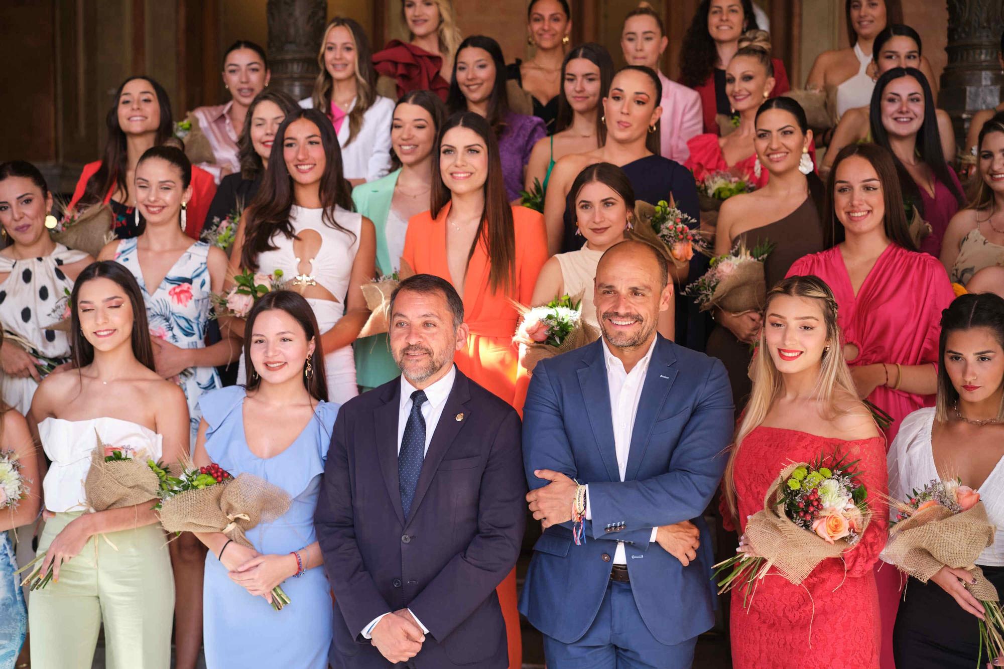 El alcalde recibe a las candidatas y candidatas a reina y romeros de las Fiestas de Mayo