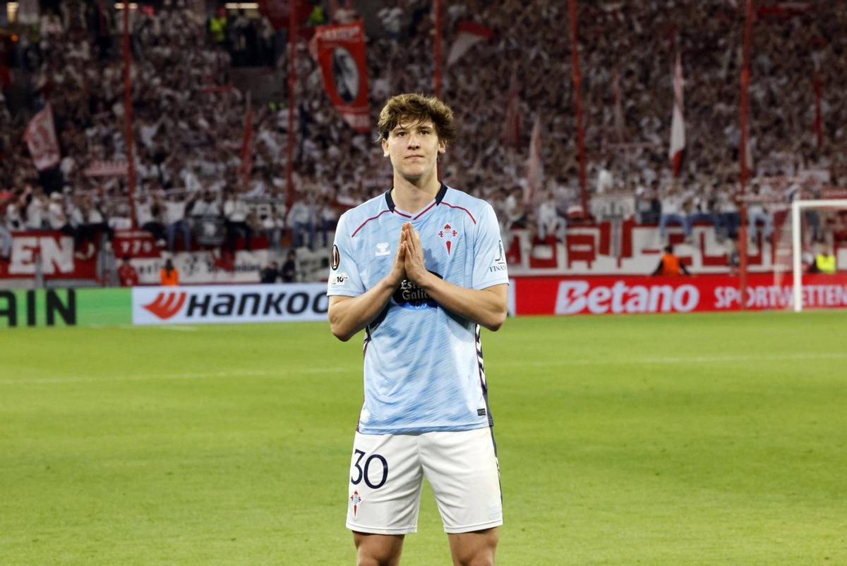 Fer López se disculpe ante los aficionados del Celta a la conclusión del partido.