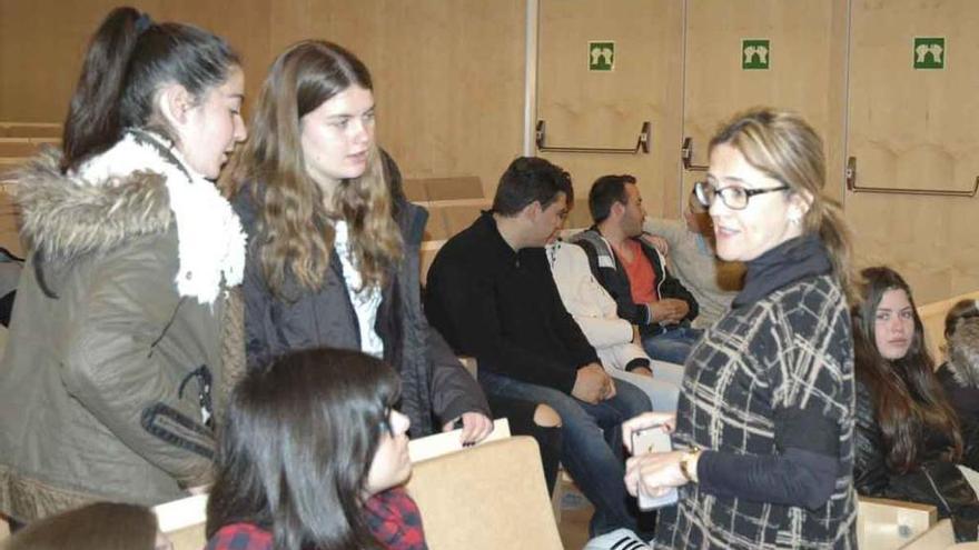 Alumnos de Bermillo de Sayago visitan el Ramos Carrión junto a Martín Pozo.