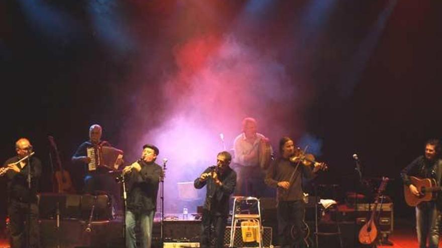 La banda de folk Milladoiro, durante una actuación.