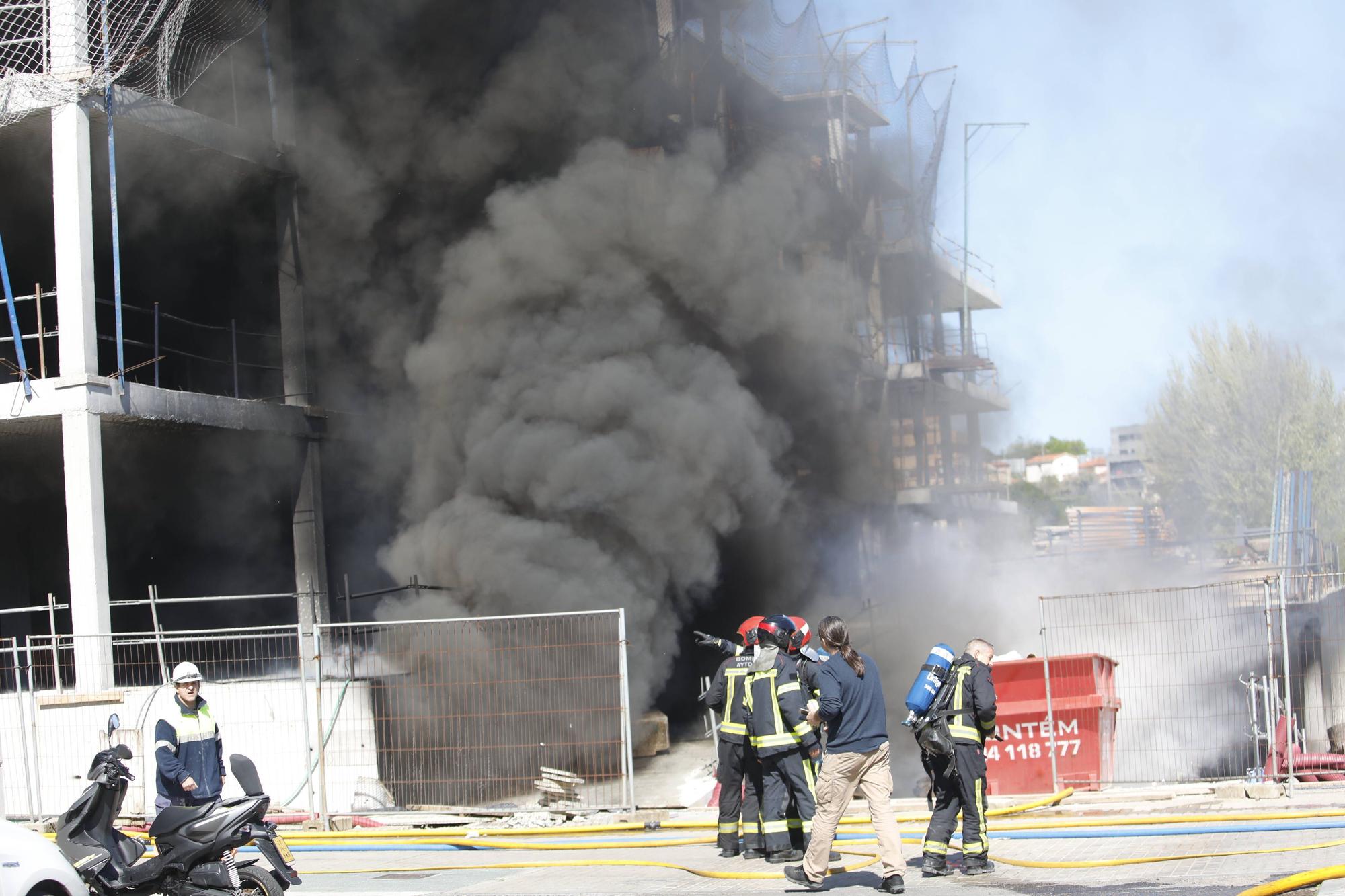 En imágenes: Alarma por una gran columna de humo negro en Gijón