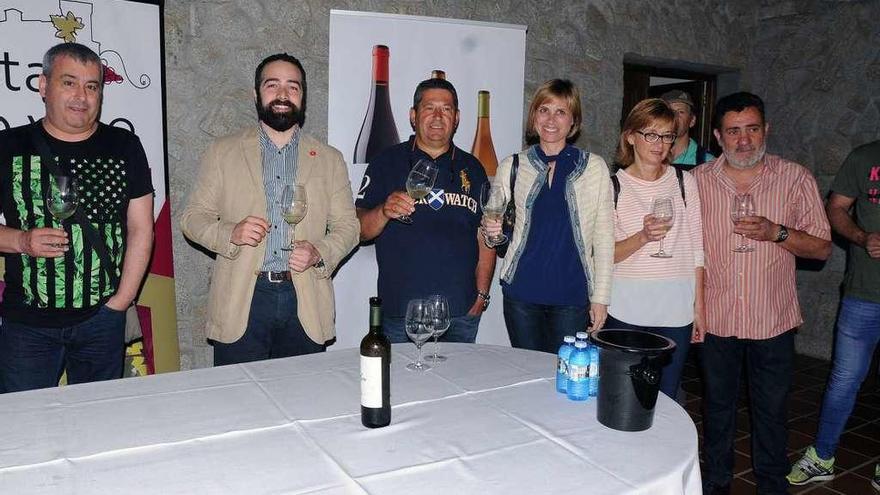 La directora de Turismo de Galicia, ayer, durante la cata en la bodega Gargalo de Monterrei. // J. Regal