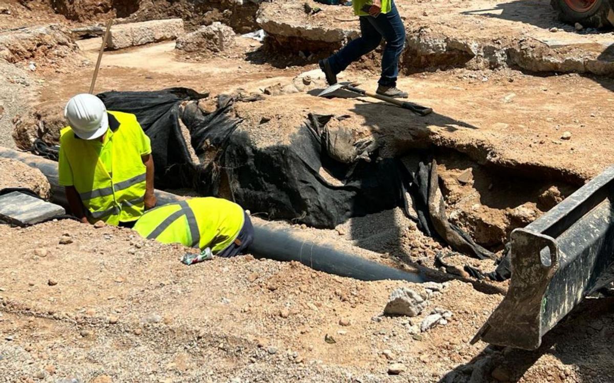 Restos de la muralla, parte tapados con material geotextil. | M.E.V.