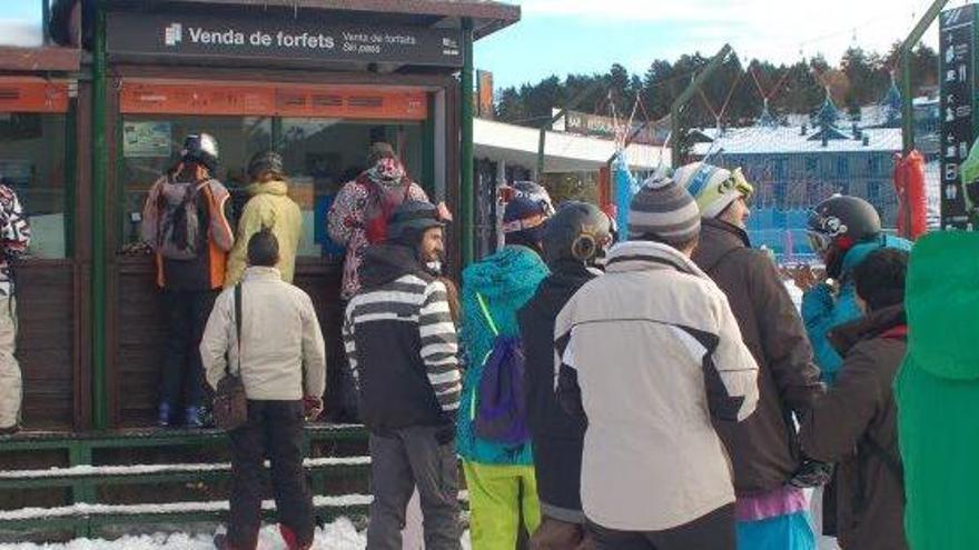 Un grup d&#039;esquiadors fa cua davant les taquilles de la Molina en un inici de la temporada