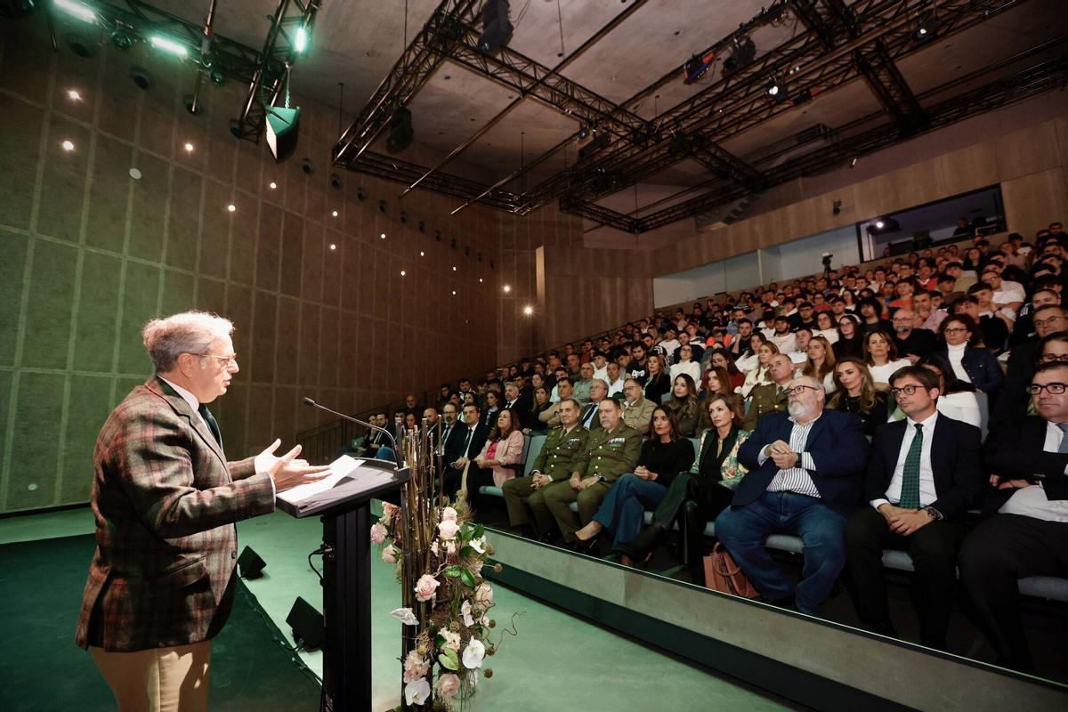 La consejera de Desarrollo Educativo y Formación Profesional, María del Carmen Castillo, el alcalde de Córdoba, José María Bellido, y el presidente de la Diputación de Córdoba, Salvador Fuentes, asisten a la presentación de la Oferta FP Vinculada a la BLET (Córdoba. Centro de Creación Contemporánea de Andalucía - C3A)
