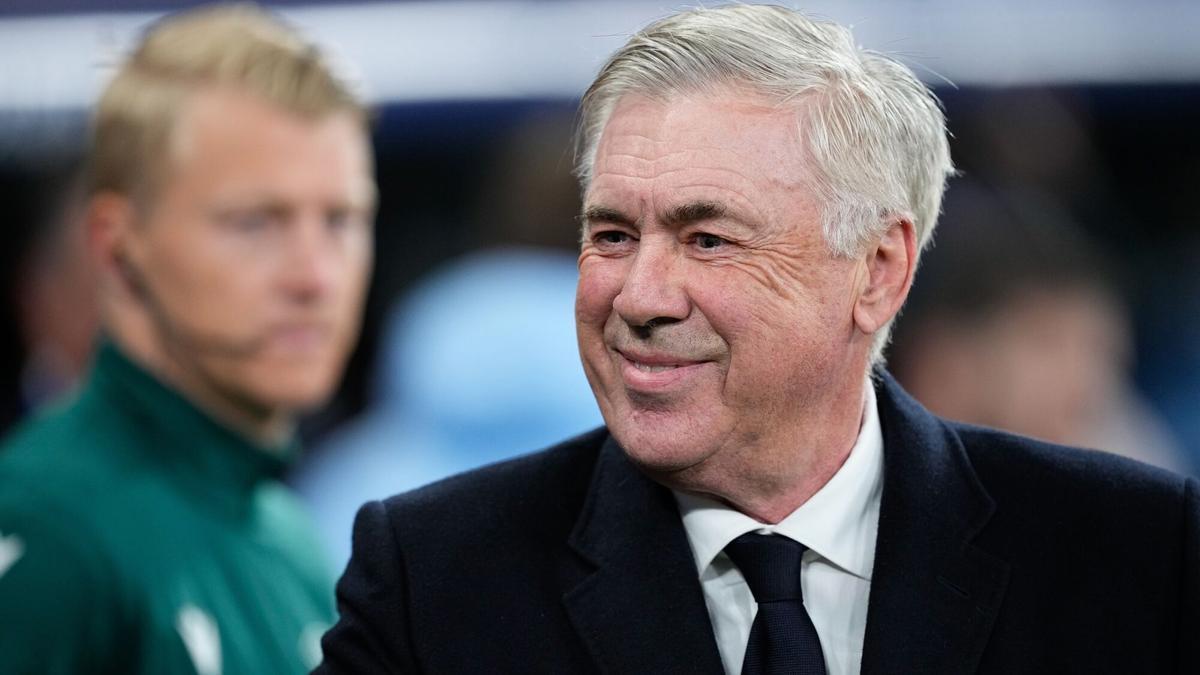 Carlo Ancelotti, entrenador del Real Madrid, sonríe durante el encuentro de Champions frente al RB Salzburgo.