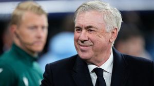 Carlo Ancelotti, entrenador del Real Madrid, sonríe durante el encuentro de Champions frente al RB Salzburgo.