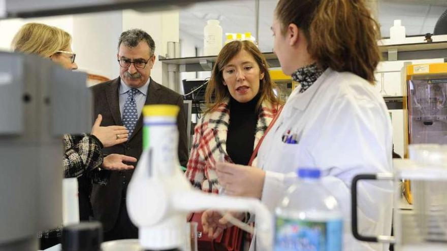 Beatriz Mato, ayer, en la visita al Laboratorio de Medio Ambiente de Galicia.