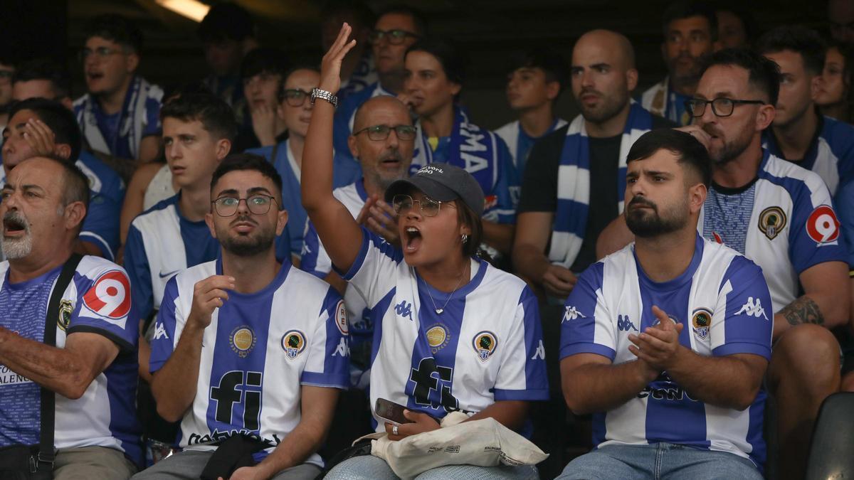 La hinchada blanquiazul sigue el desarrollo de un partido del Hércules desde la grada del José Rico Pérez la temporada pasada, en Primera RFEF.