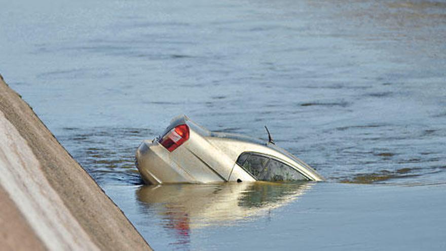 El coche en el que fueron descubiertos los cadáveres de dos españoles en un canal de Culiacán (México).