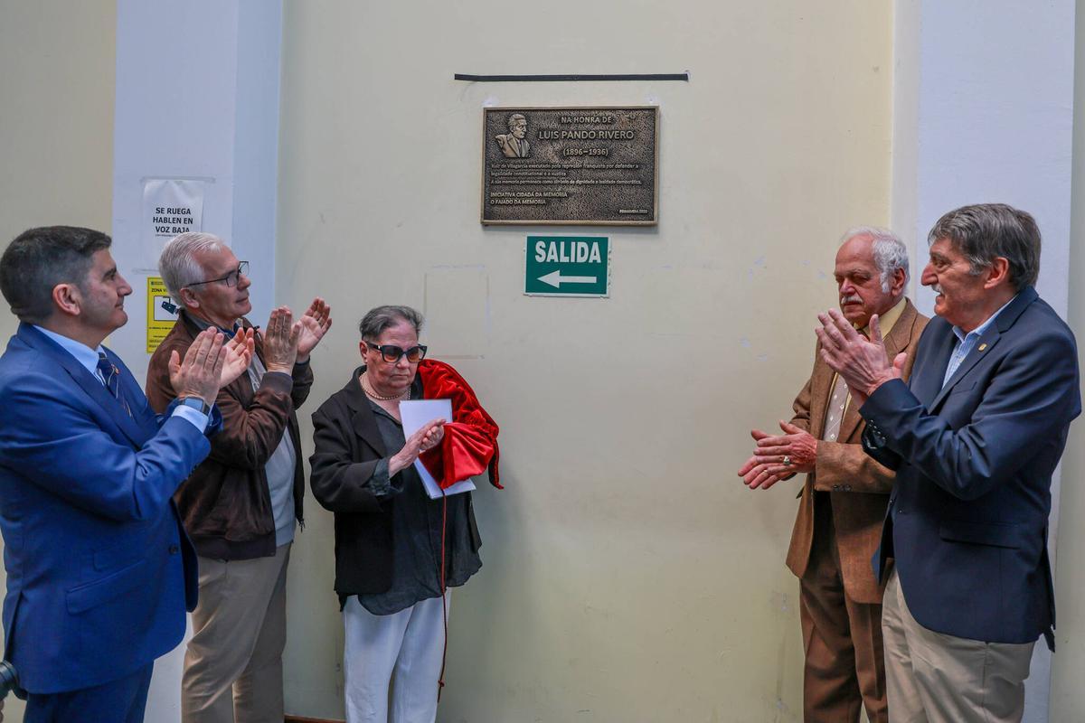 Un momento del descubrimiento de la placa a Luis Pando en los juzgados de Vilagarcía.