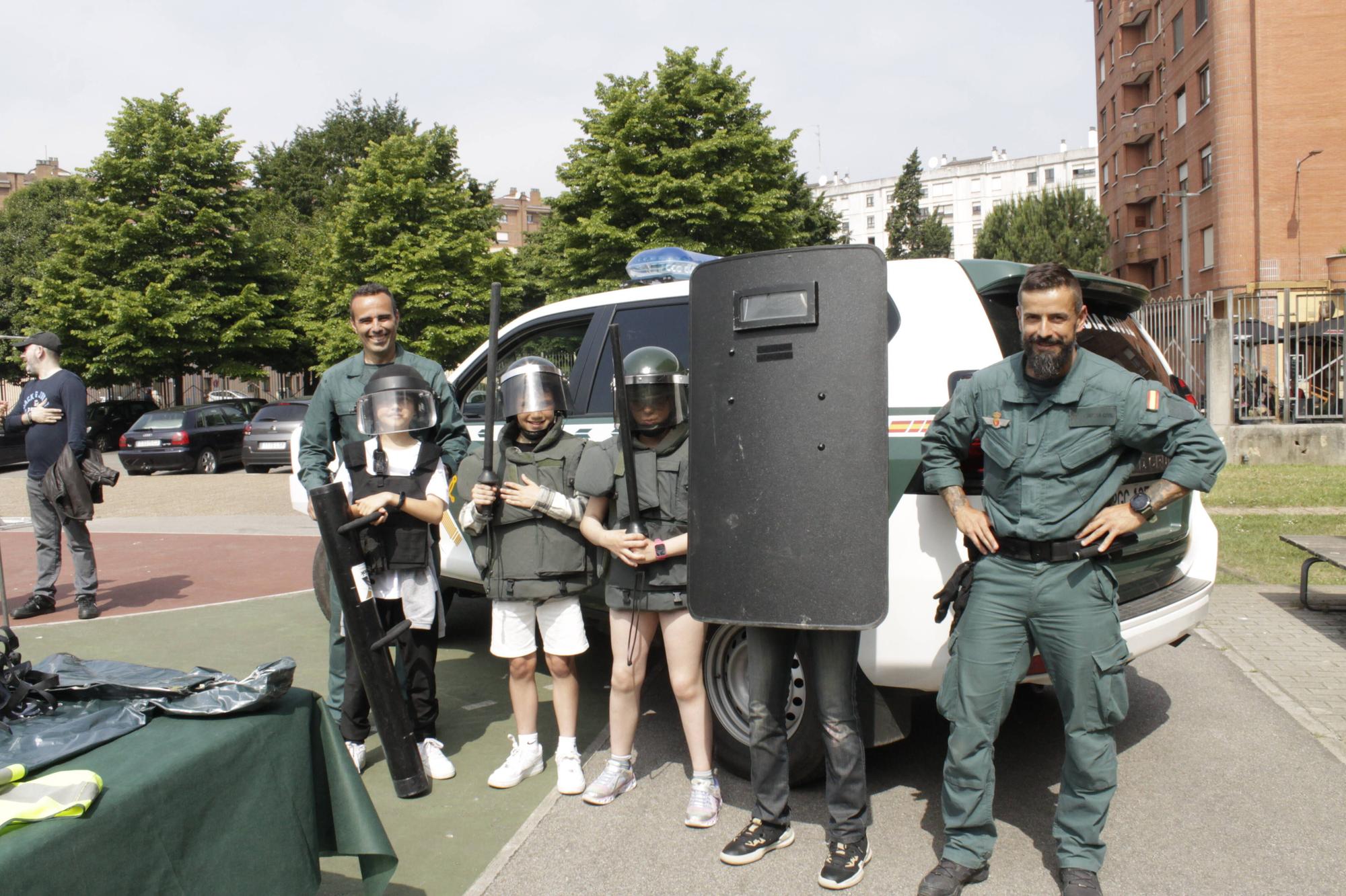 La visita de la Guardia Civil al colegio gijonés de Laviada, en imágenes