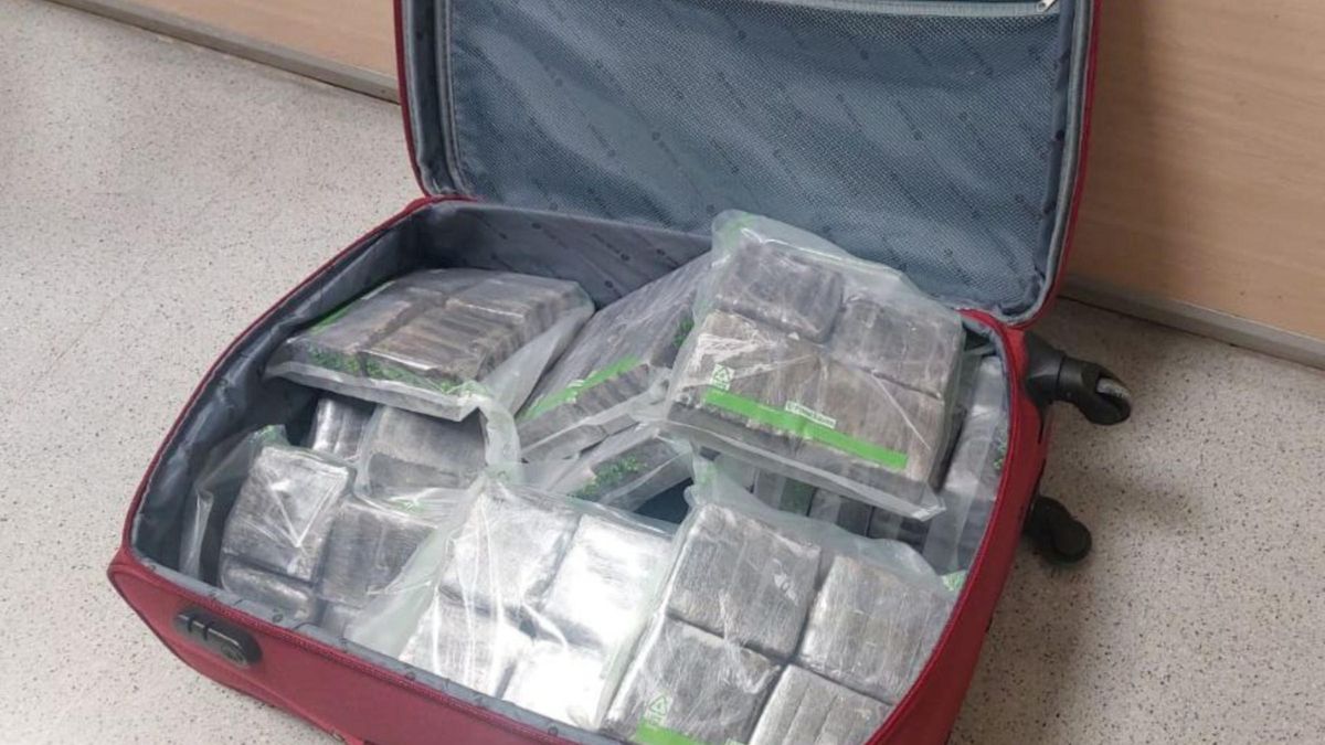 Detenido tras huir de un control en Barcelona y lanzar una maleta con 40 kilos de hachís por la ventana