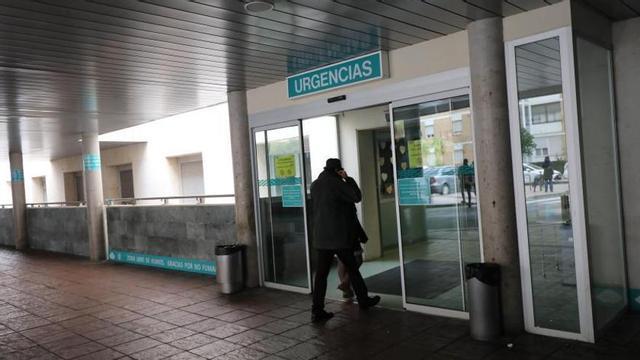Un paciente accede a las Urgencias del hospital Miguel Servet, en Zaragoza.  | EL PERIÓDICO